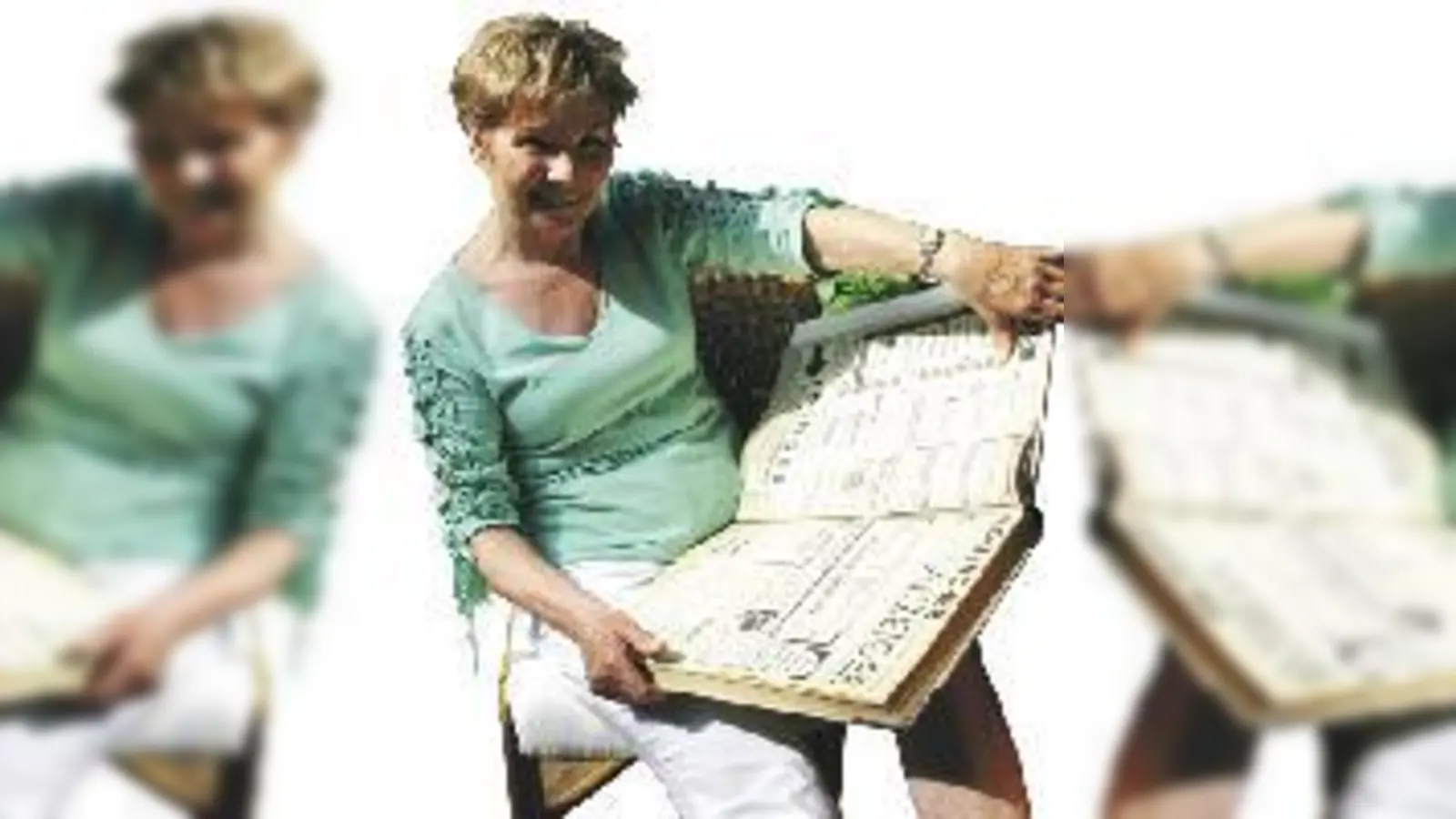 Lilo Welte mit einem Band voller Ausgaben alter Moosacher Anzeiger. Noch heute wohnt sie auf dem Anwesen, wo im Jahre 1948 alles  (begann.Foto: wei)