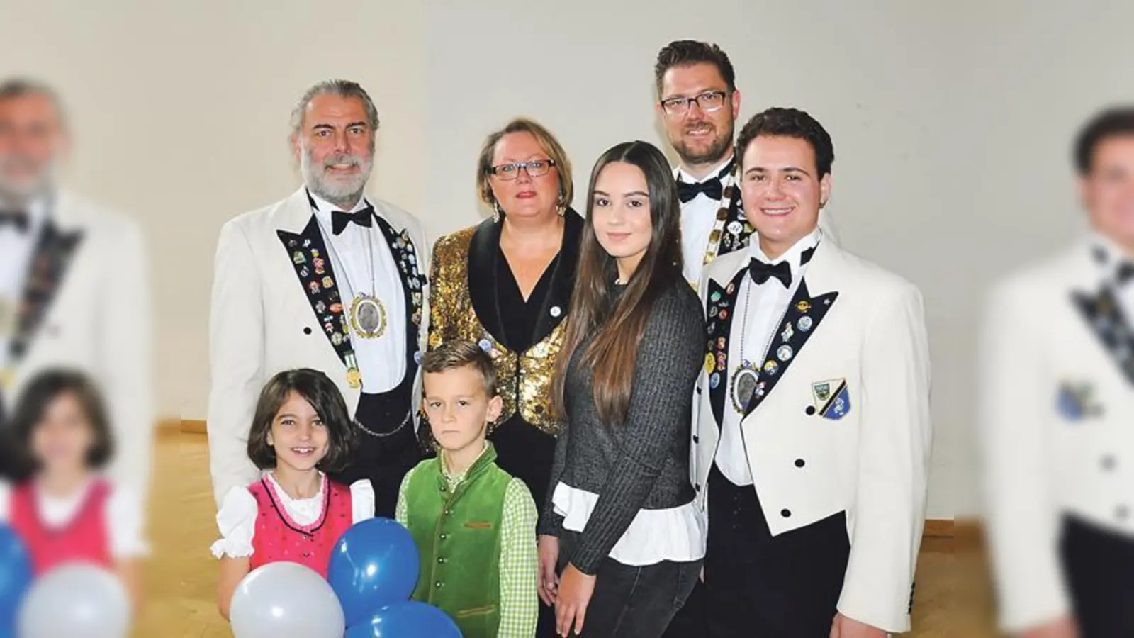 (v.l.n.r. hinten): Bernhard, Kornelia und Sebastian Schweissgut und ( v.l.n.r. vorne:) die gekrönten Tollitäten Sarah II, Ludwig I, Jasmin I, Simon I	  (Foto: UFC)