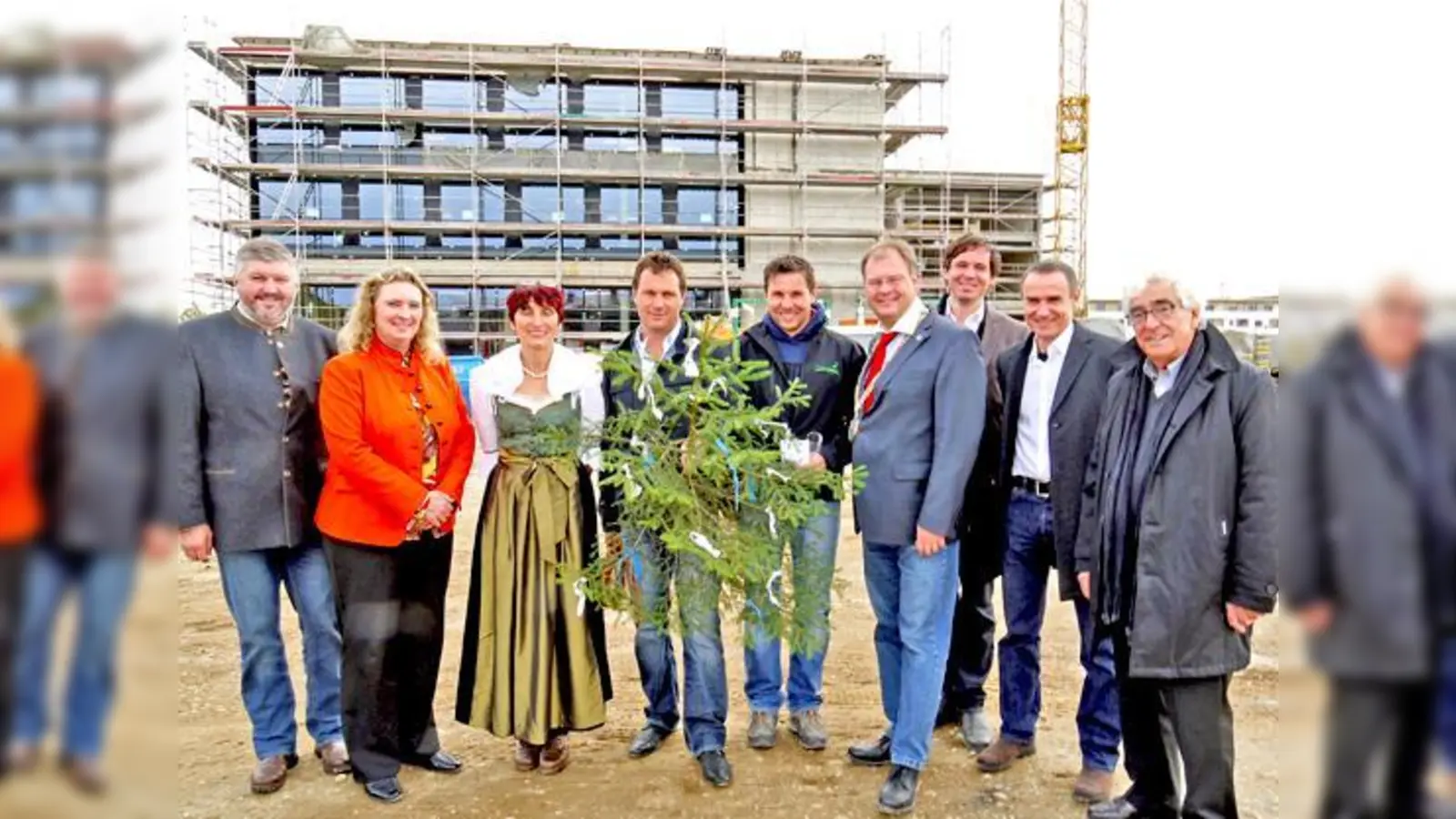 Zufriedene Gesichter (v. l.) Thomas Portenlänger, Kerstin Schreyer-Stäblein (MdL), Gabriela Heckenstaller, Klaus Gruber, Christian Garsteiger, Wolfgang Panzer, Birger Theobald, Marcus Vollmann sowie Prof. Jürgen Krug.	 (Foto: Kohnke)