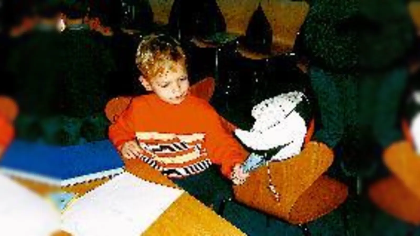 Rechts: Der »Specht in spe« begutachtet seine Maske. Links: Das »Tier-Ensemble« der Magdalenenkirche bei der Anprobe der Masken. 	 (Foto: Privat)