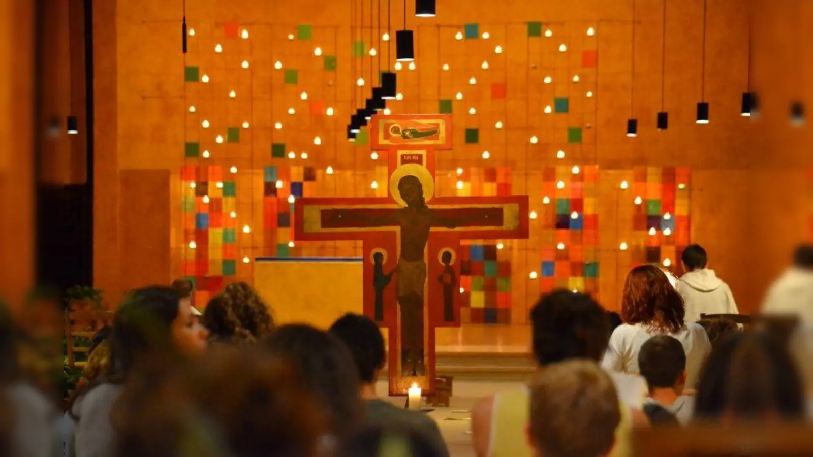 Ein buntes Lichtermeer erwartet die Besucher am Freitag, 15. November, in der Pfarrkirche St. Ulrich. (Foto: Richard Ferg)