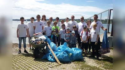 Bei so einer Aufräum- und Säuberungsaktion kommt schon einiges an Müll zusammen. Dank der Wasserwachtler können die Badegäste in Kempfenhausen im Sommer getrost barfuß herumlaufen. (Foto: BRK)