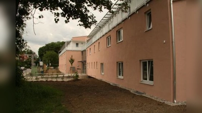 Außen wie innen fertig: 29 Wohneinheiten hat Pasings Clearinghaus an der Pippinger Straße. Im Juli und August ziehen die bedürftigen Familien ein. (Foto: US)