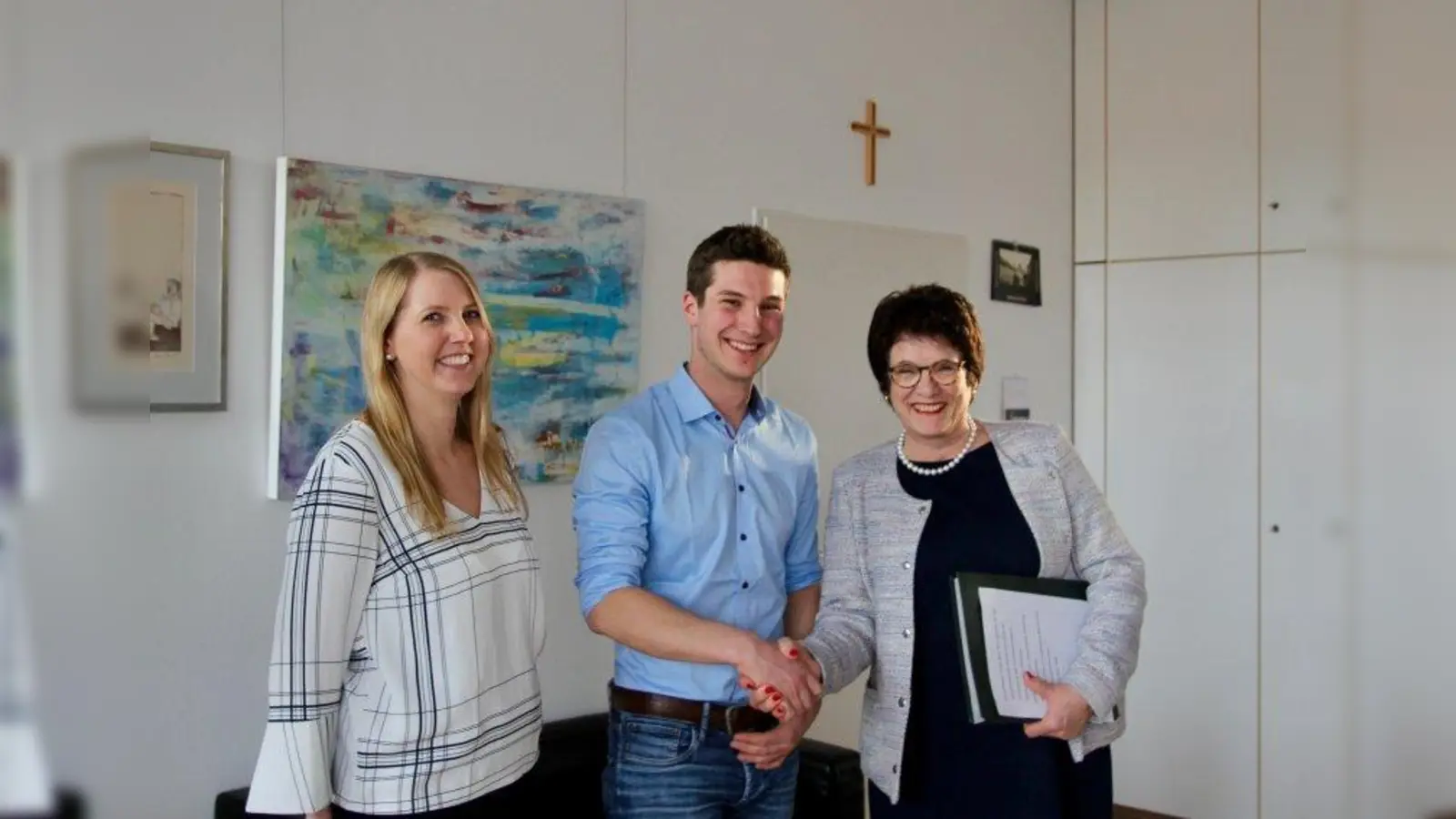 „Toll, dass es bei uns viele junge Landwirte gibt, die weitermachen und denen Tradition wichtig ist.“ Bürgermeisterin Brigitte Kössinger vereidigte Lorenz Wastian als Feldgeschworenen. Links im Bild Patrizia Maier von der Liegenschaftsabteilung. (Foto: us)
