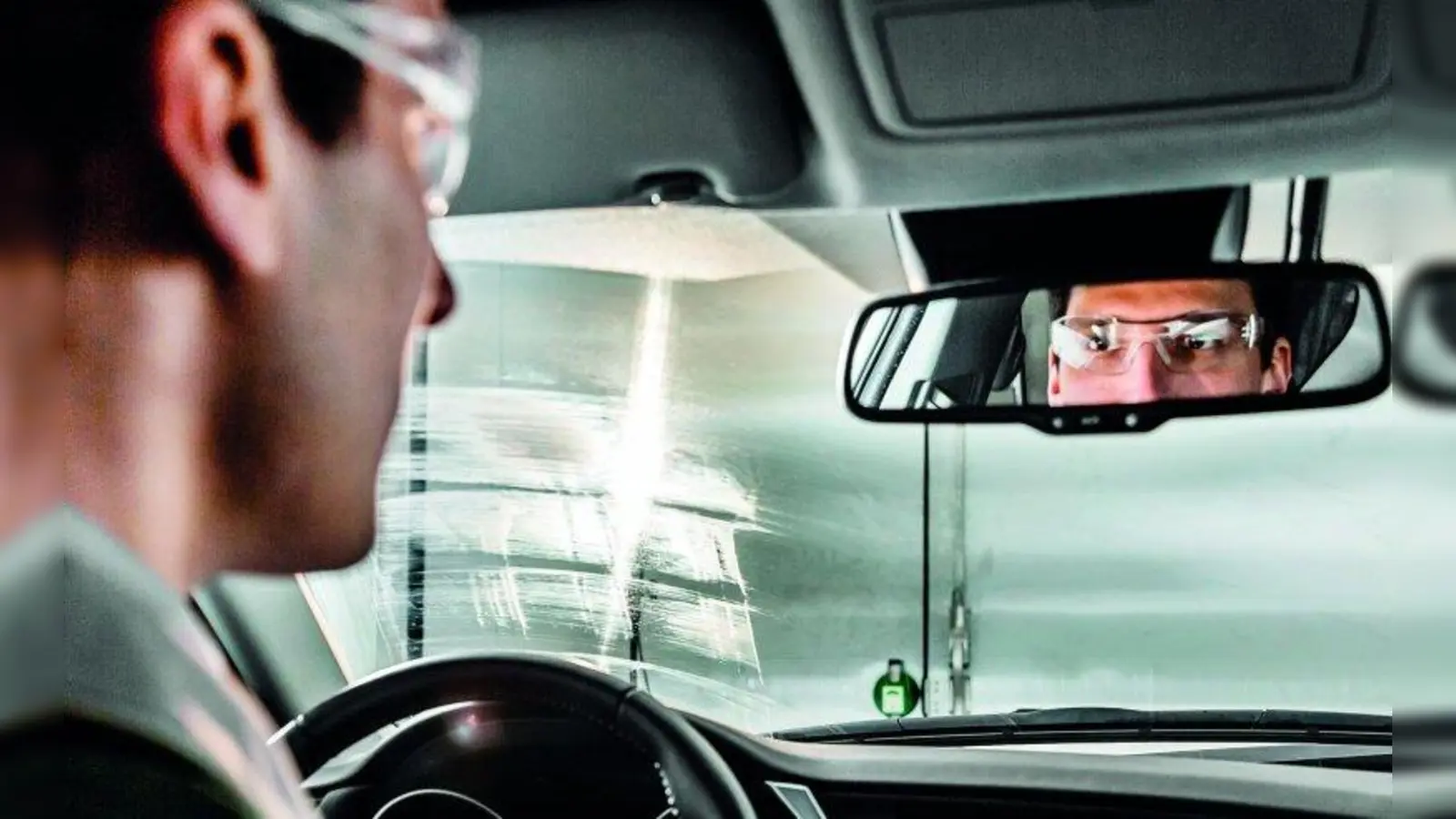 Bei der Hauptuntersuchung werden unwirksame Wischerblätter oder eine defekte Scheibenwaschanlage als erheblicher Mangel eingestuft. (Foto: DEKRA)