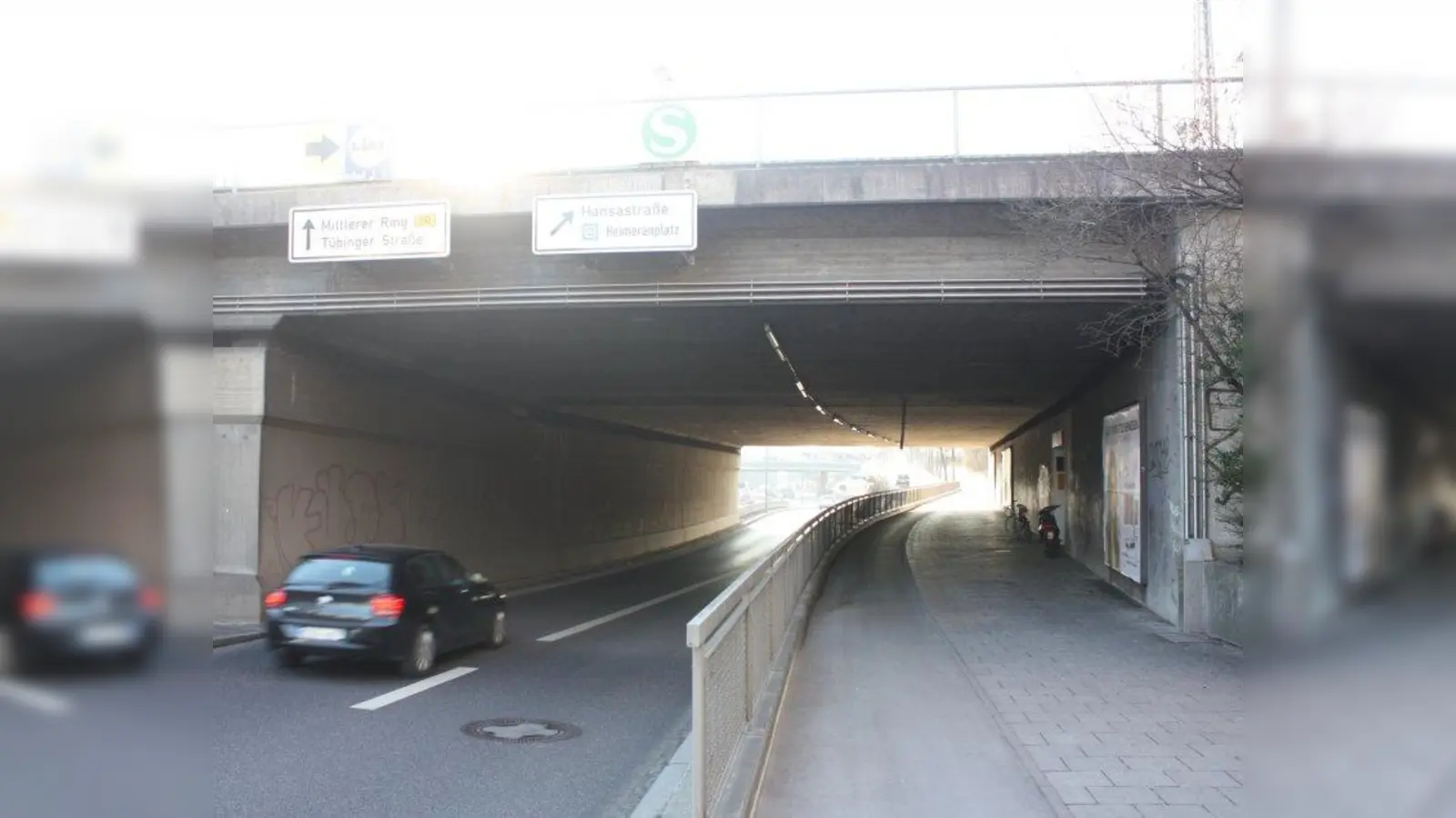 Hier steht man nur wenige Schritte vor dem barrierefreien Zugang zum Bahnsteig. Aber würden Sie hier nach einem Lift suchen? (Foto: job)