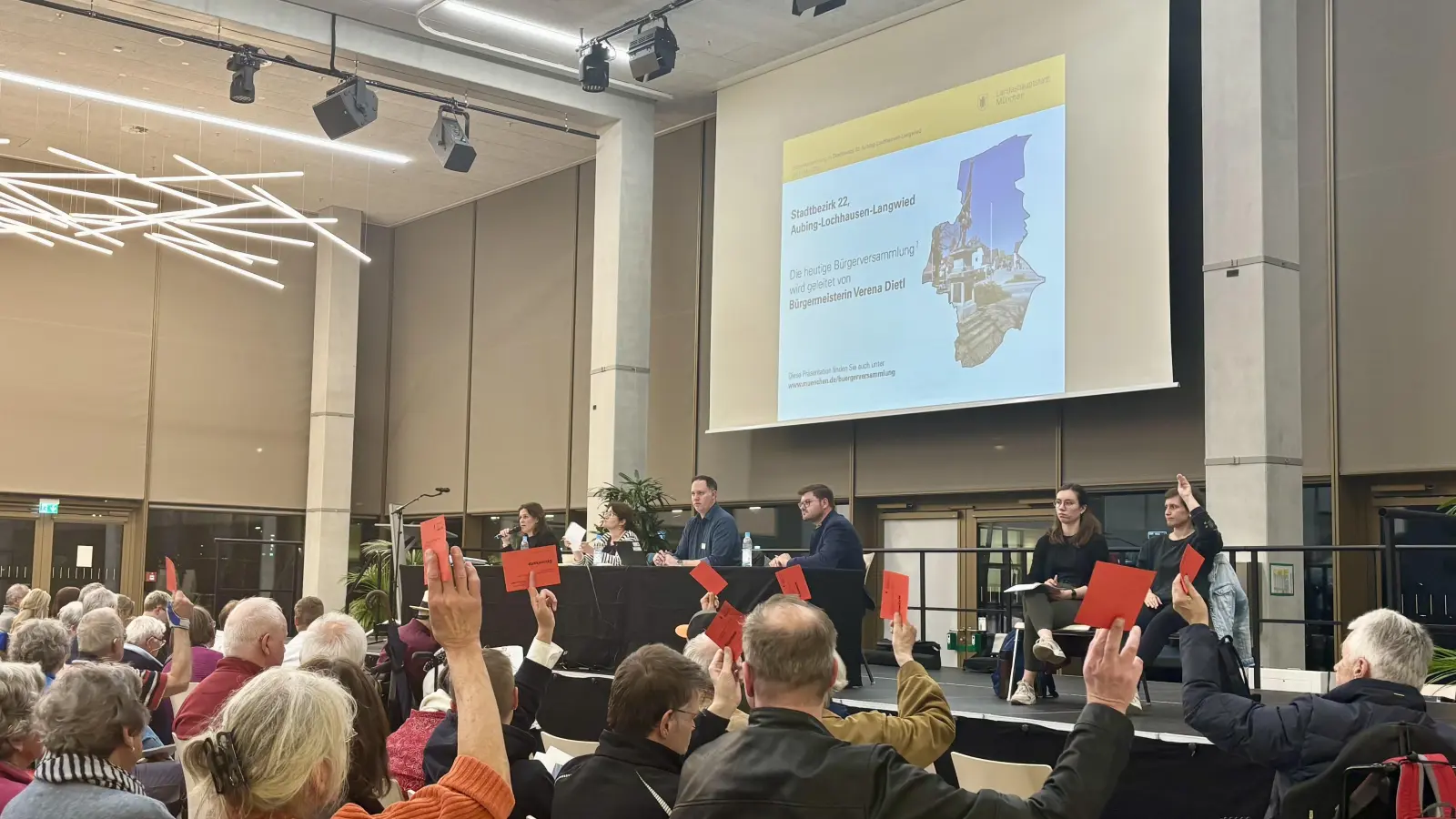 Rund 400 Bürger kamen zur Bürgerversammlung in die Mensa des Schulcampus Freiham. Sie stimmten über knapp 30 Anträge und Anfragen ab. (Foto: Ulrike Seiffert)