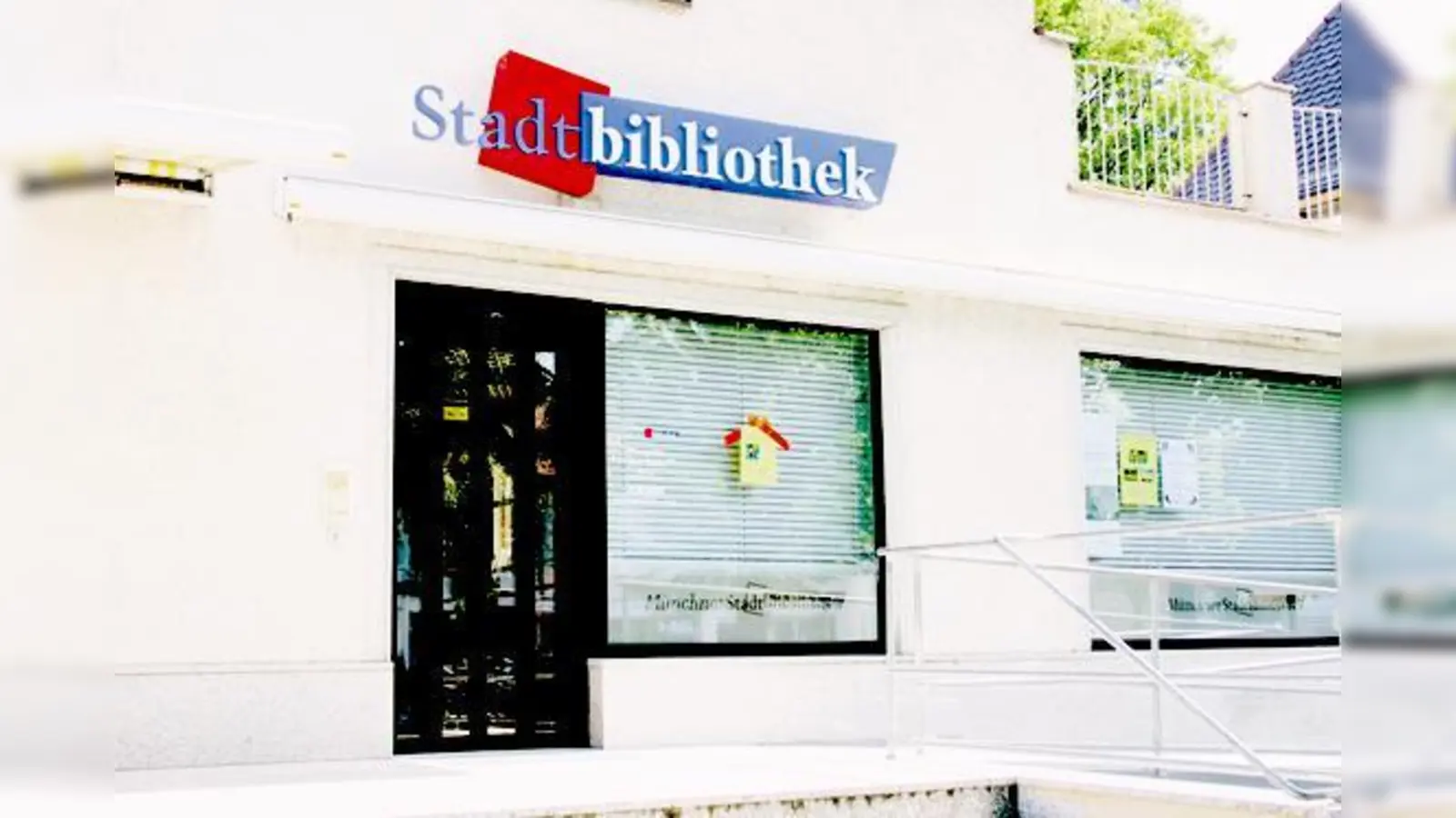 Die Stadtbibliothek Waldtrudering ist beliebte Anlaufstelle für Jung und Alt.  (Foto: Archiv)