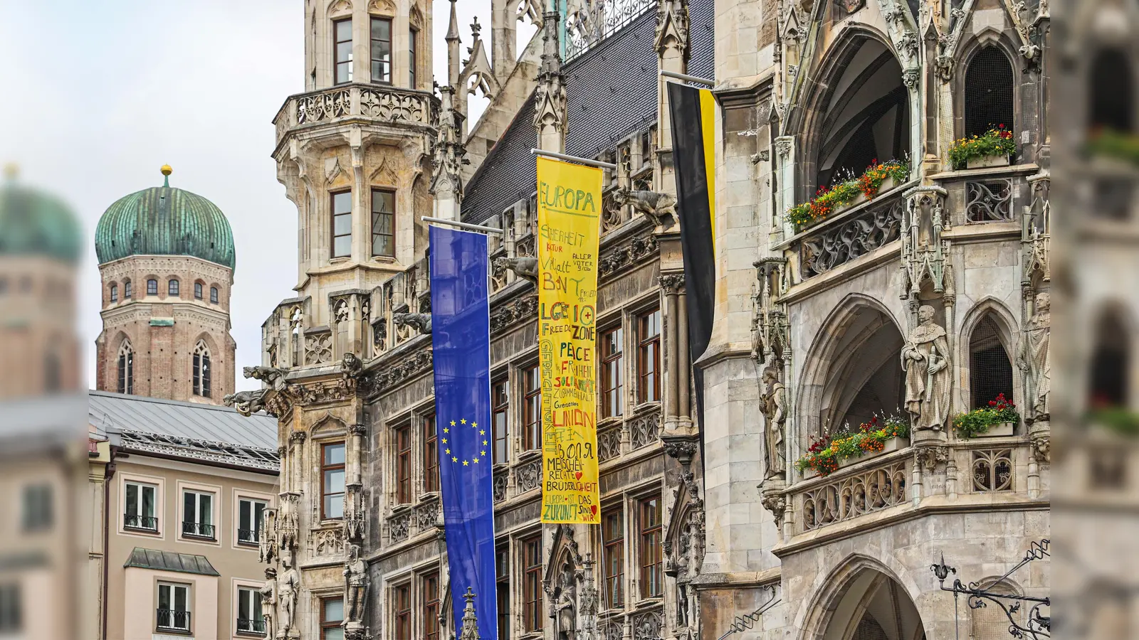 Die Beflaggung des Rathauses steht ganz im Zeichen der Europawahl. Auf der gelben Fahne haben Bürger ihre Wünsche für Europa geäußert.  (Foto: Michael Nagy/Presseamt LHM)