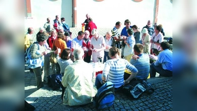 Während der Feier des Fronleichnamsfest präsentierte sich auch der Orgelbau-Verein, der unter anderem „Orgel-Taler” verkaufte, die von der Bäckerei Keller gestiftet wurden. (Foto: pi)