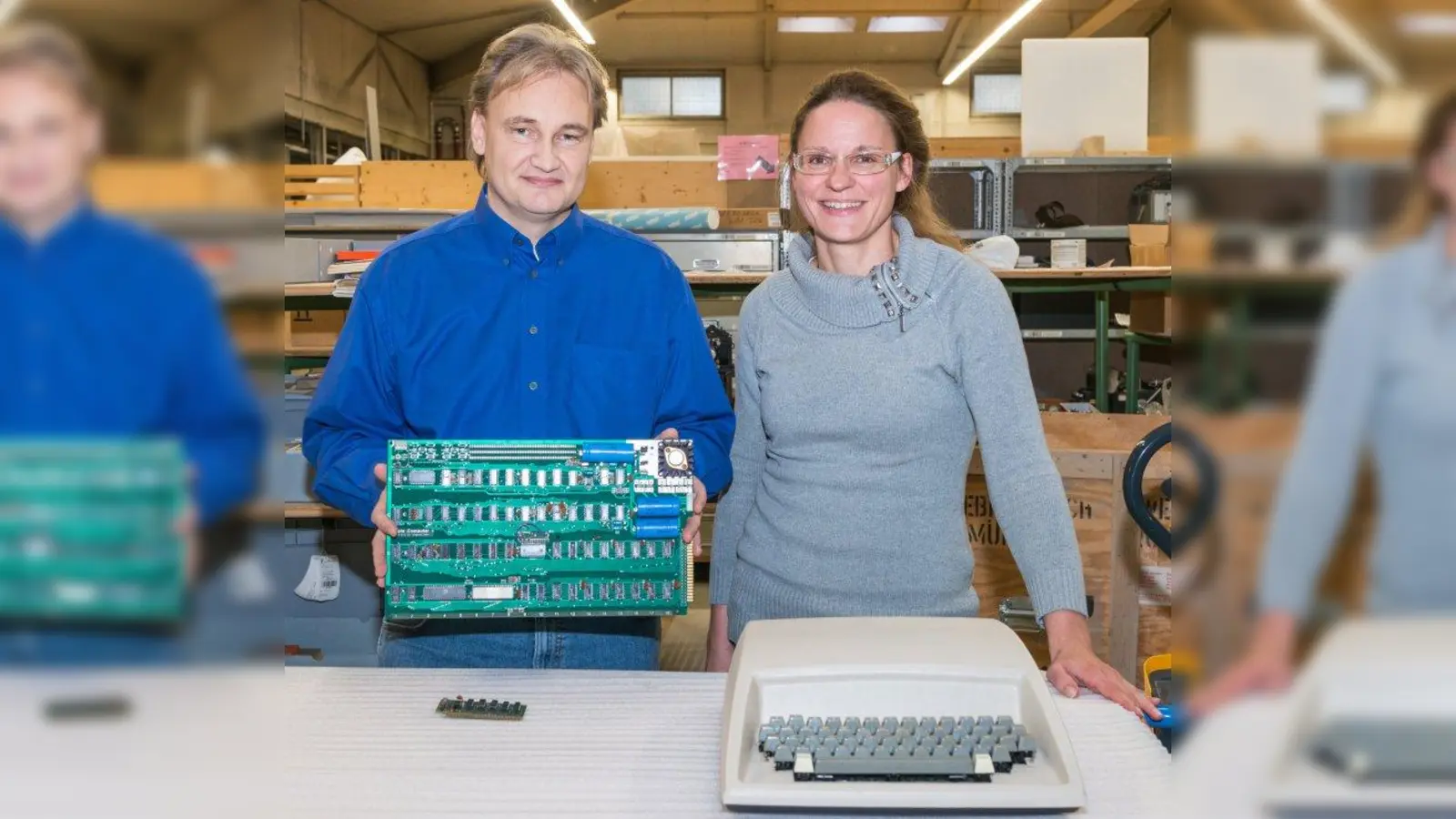Achim Baqué stellt dem Deutschen Museum seinen Apple 1 zur Verfügung. Hier ist er zu sehen bei der Übergabe mit Informatik-Kuratorin Anja Teuner. (Foto: Deutsches Museum)