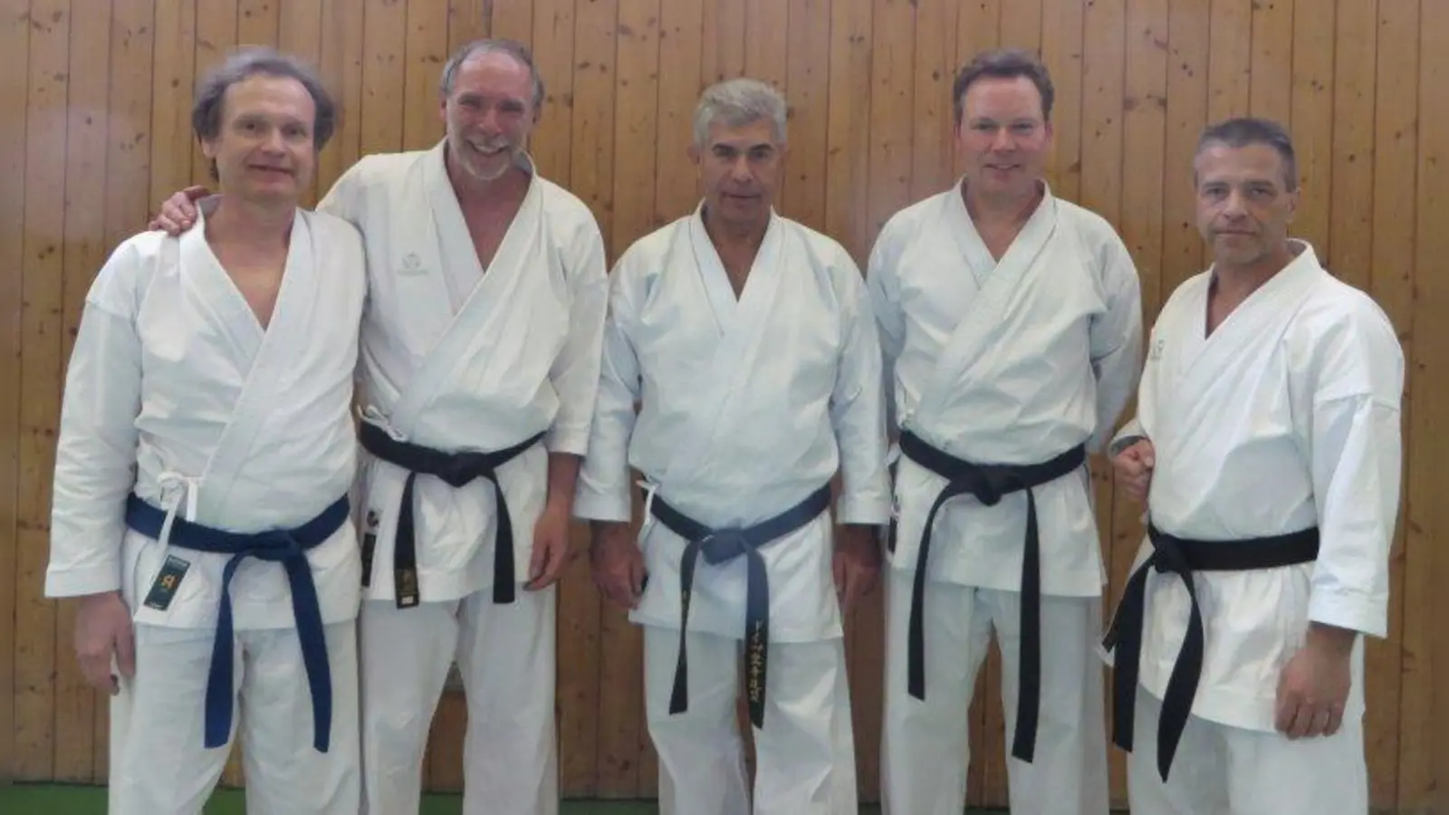 Lernten vom Meister: Heinz Glöckner, Norbert Wittmann, Sensei Fritz Oblinger, Frank Schneider und René Mros (von links). (Foto: 1. Budo-Vereien Herrsching)