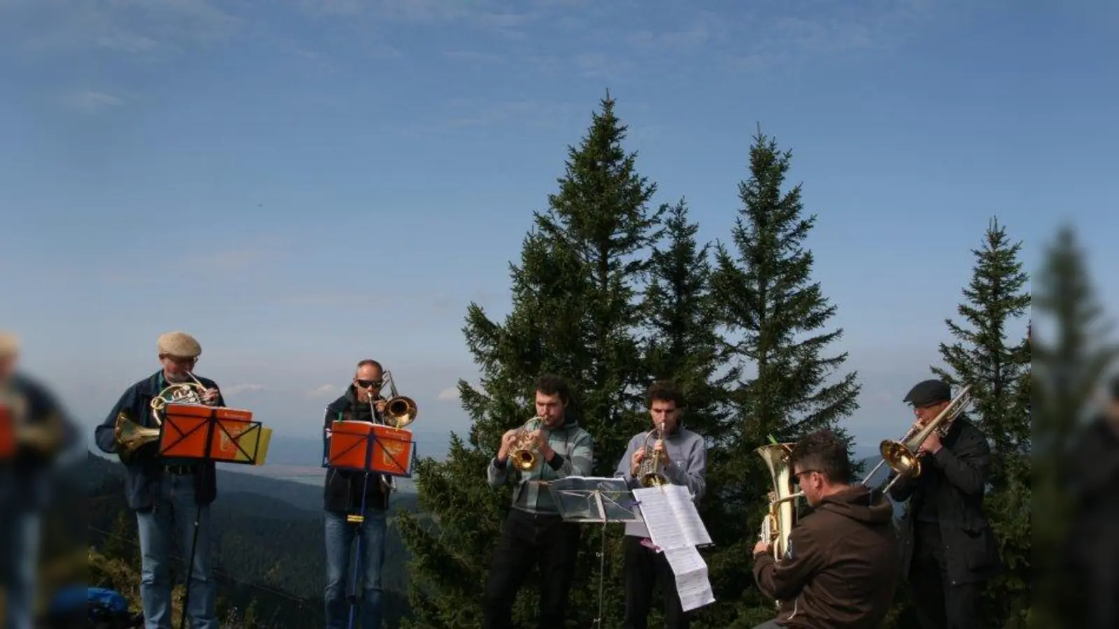 Der Bläserkreis der Adventskirche begleitet - wie bei dieser Aufnahme, die vor einigen Jahren entstand - die Bergmesse wieder musikalisch. (Foto: St. Quirin)