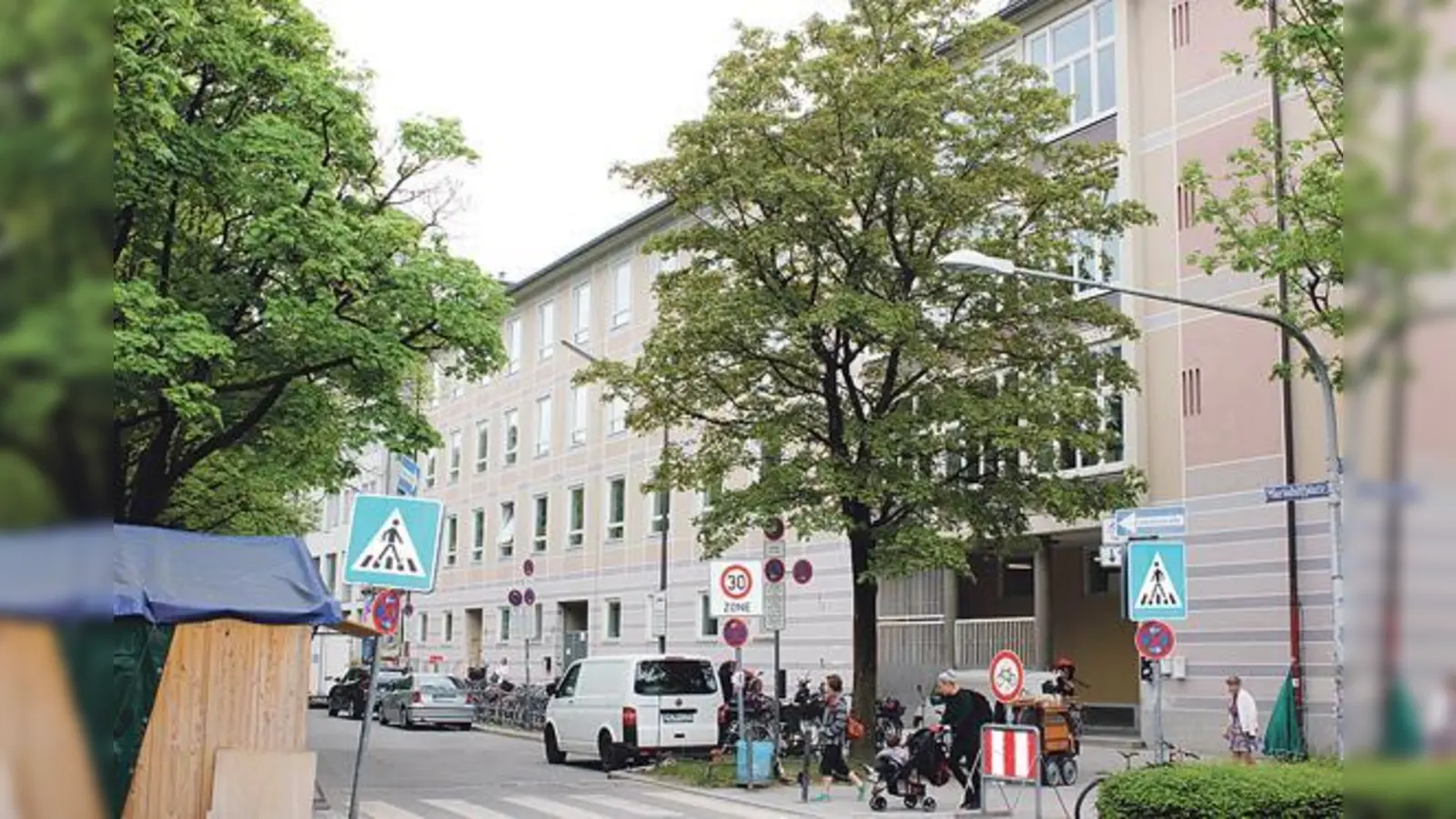 Die Grundschule am Mariahilfplatz ist in die Jahre gekommen. Für den vorzeitigen Beginn der anstehenden Sanierung gab es nun grünes Licht von der Regierung.	 (Foto: bs)