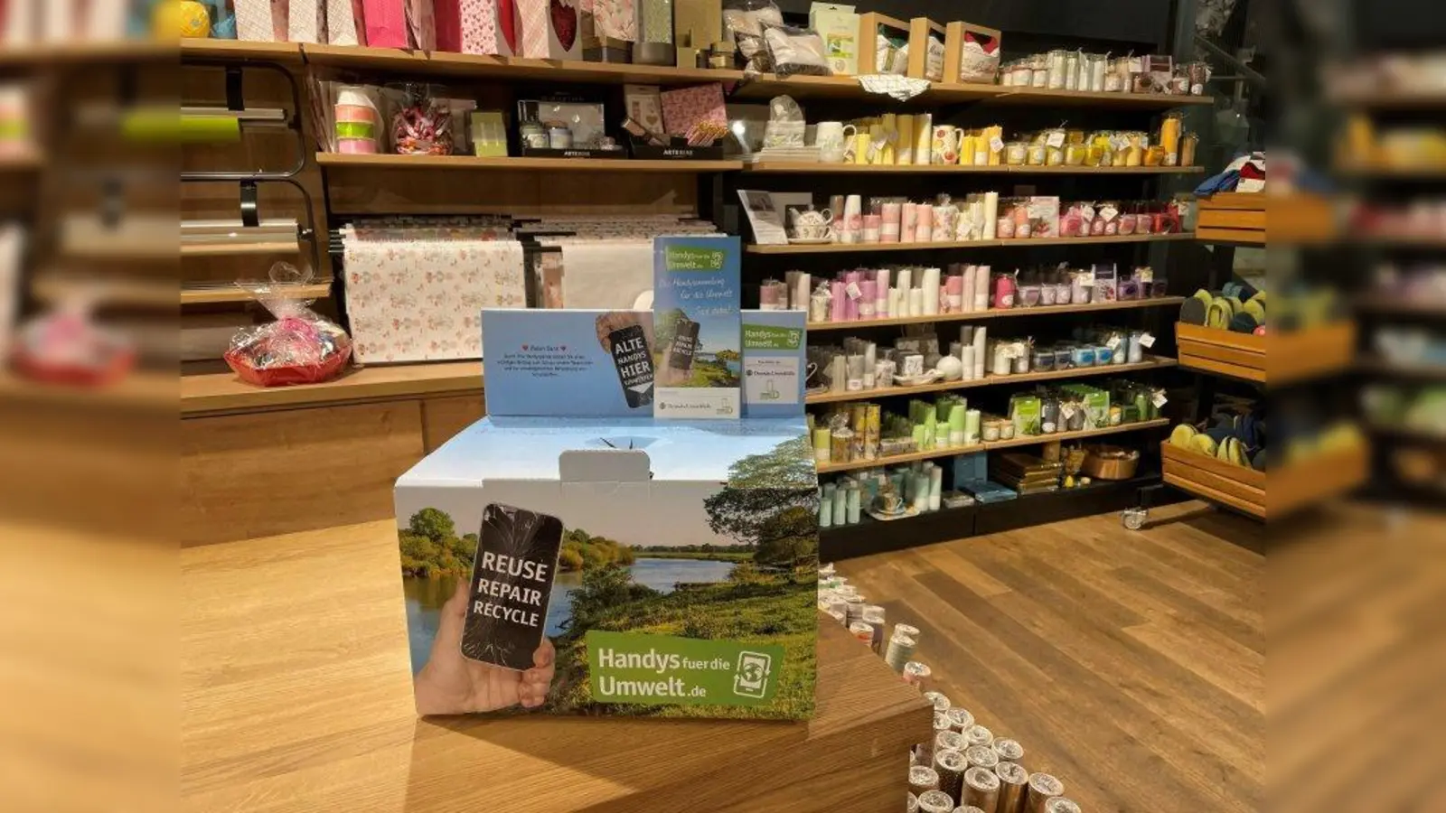 Ausrangierte Handys und Smartphones sollten fachgerecht recycelt werden. Im Reformhaus Mayr kann man das unkompliziert tun. (Foto: mr)