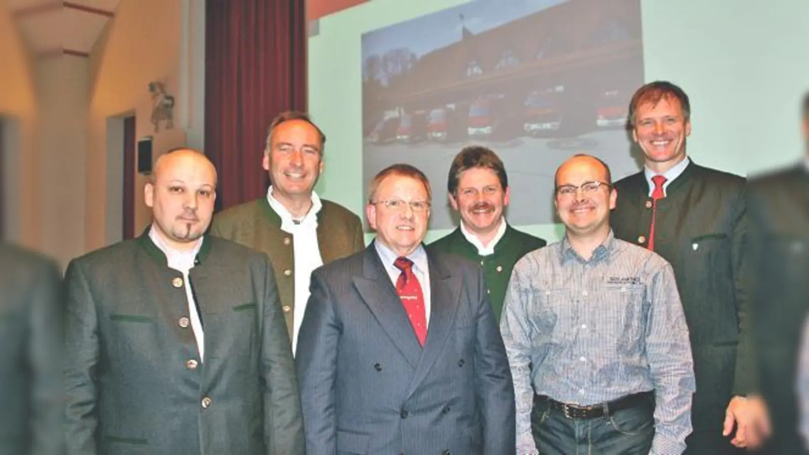 Andreas Schwankl, Kassier Johann Kosak, Helmut Zoppelt, Klaus Dexl, Schriftführer Michael Piendl und Bürgermeister Stefan Schelle (von links).	 (Foto: hol)