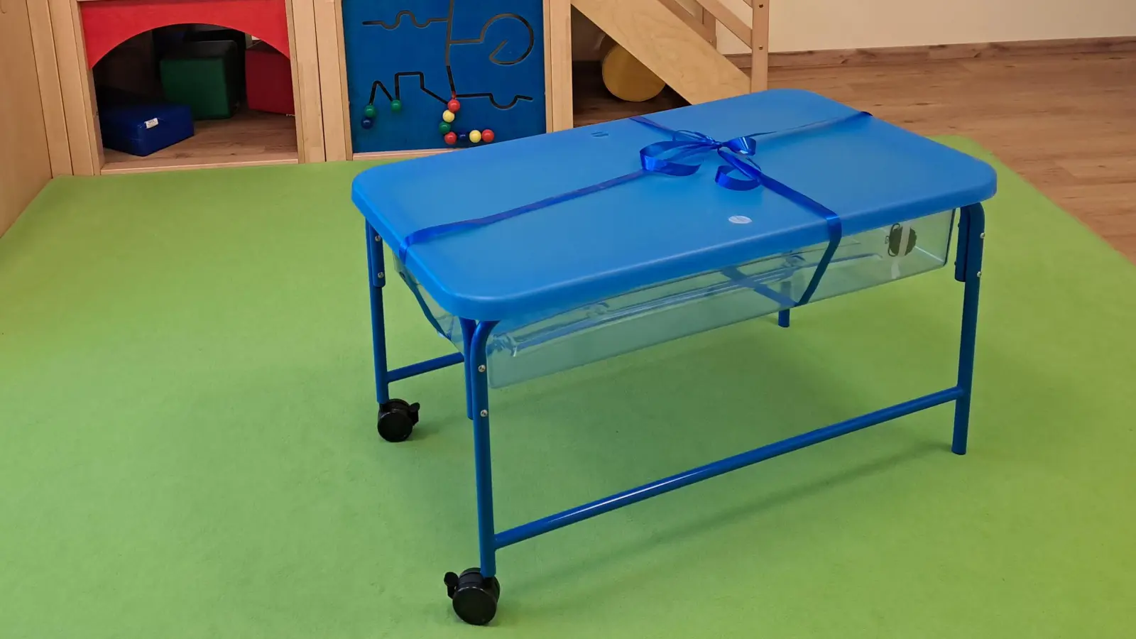 Die AWOlini-Kindergartenkinder freuen sich über den lang ersehnten Matschtisch. (Foto: AWO Germering e.V. )