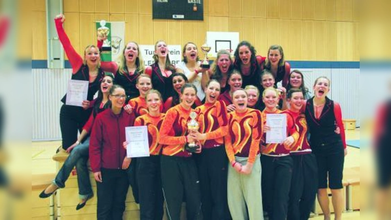 Freuen sich rie4sig über ihren Erfolg beim Bayernpokal: Die Turnerinnen des TSV Allach 09 (vorne) und der TSG Pasing. (Foto: pi)