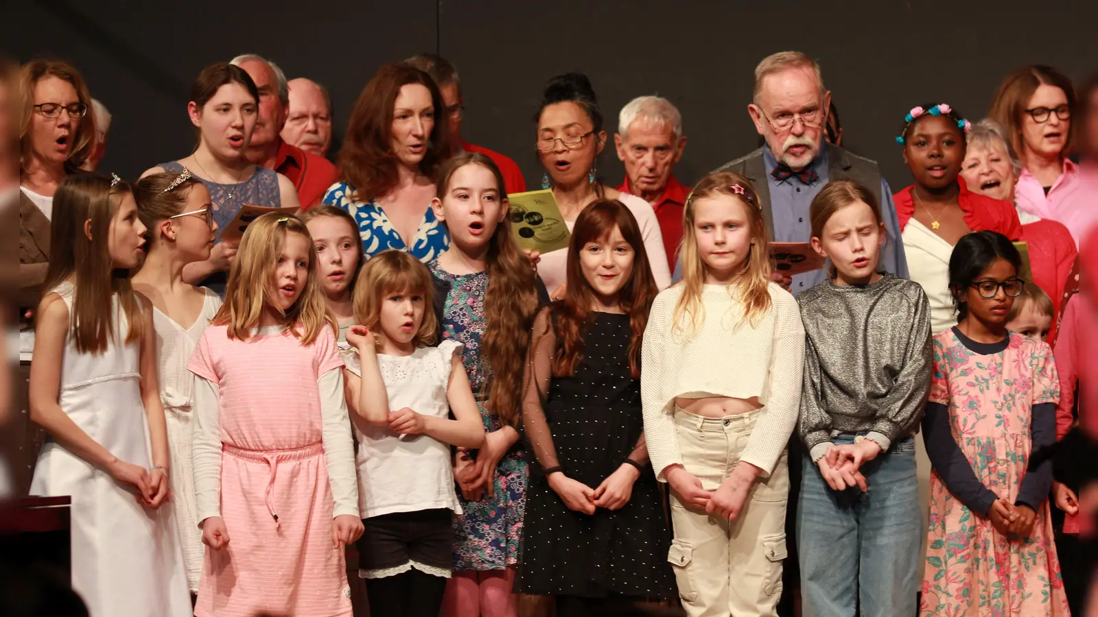 Die Sängerinnen und Sänger freuen sich auf zahlreiche Zuhörende. (Foto: Musikschule Unterhaching e. V.)