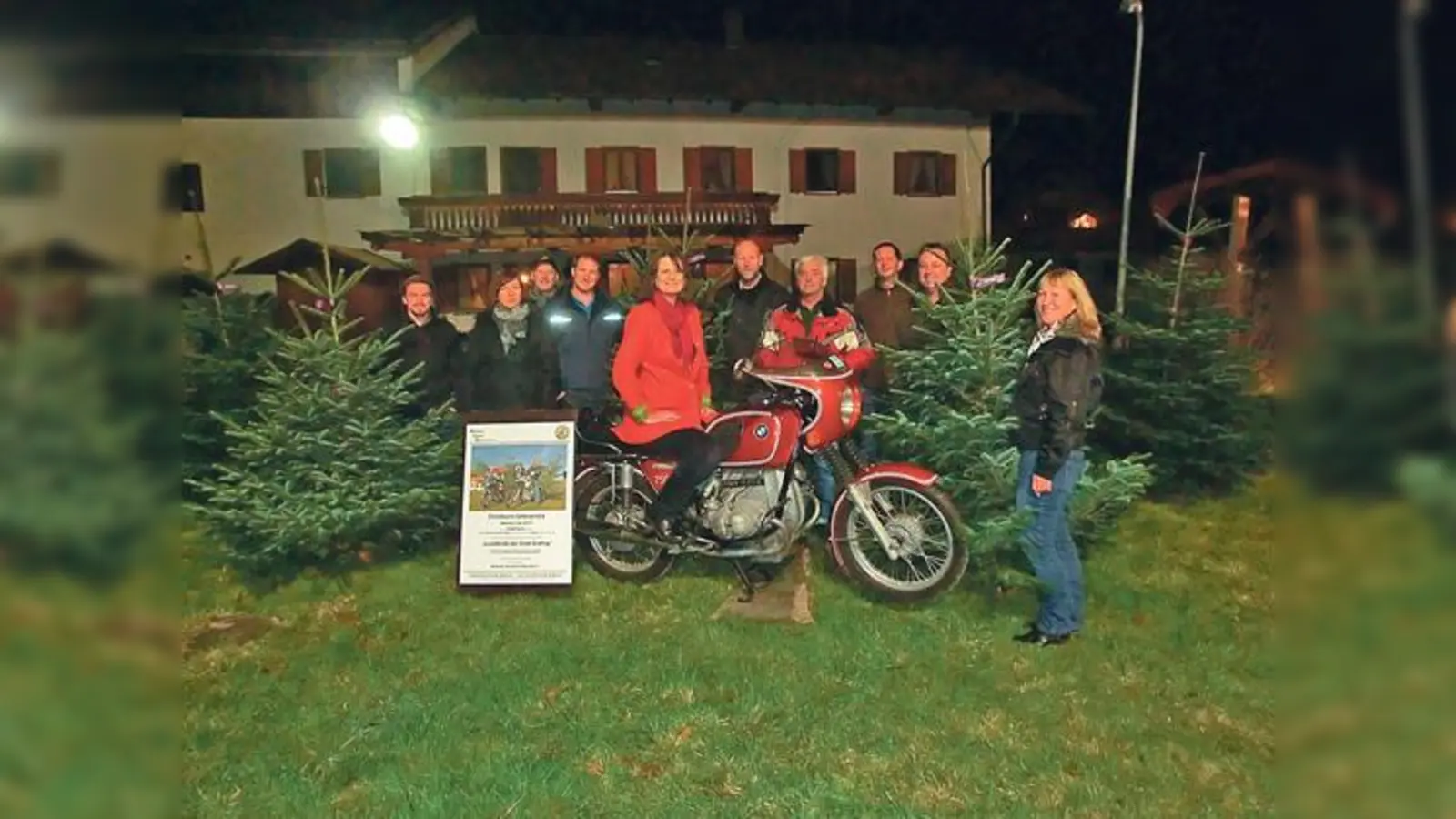 Die Christbaumbiker (v. li.) Jan Freese, Roland Maiwald, Monika Maiwald, Josef Kendlinger jun., Christian Beindner, Georg Stoffel, Michael Kossbiel, Martin Heiler, Andrea Behrend und  Bürgermeisterin Angelika Obermayr.	 (Foto: Motorrad Freunde Grafing)