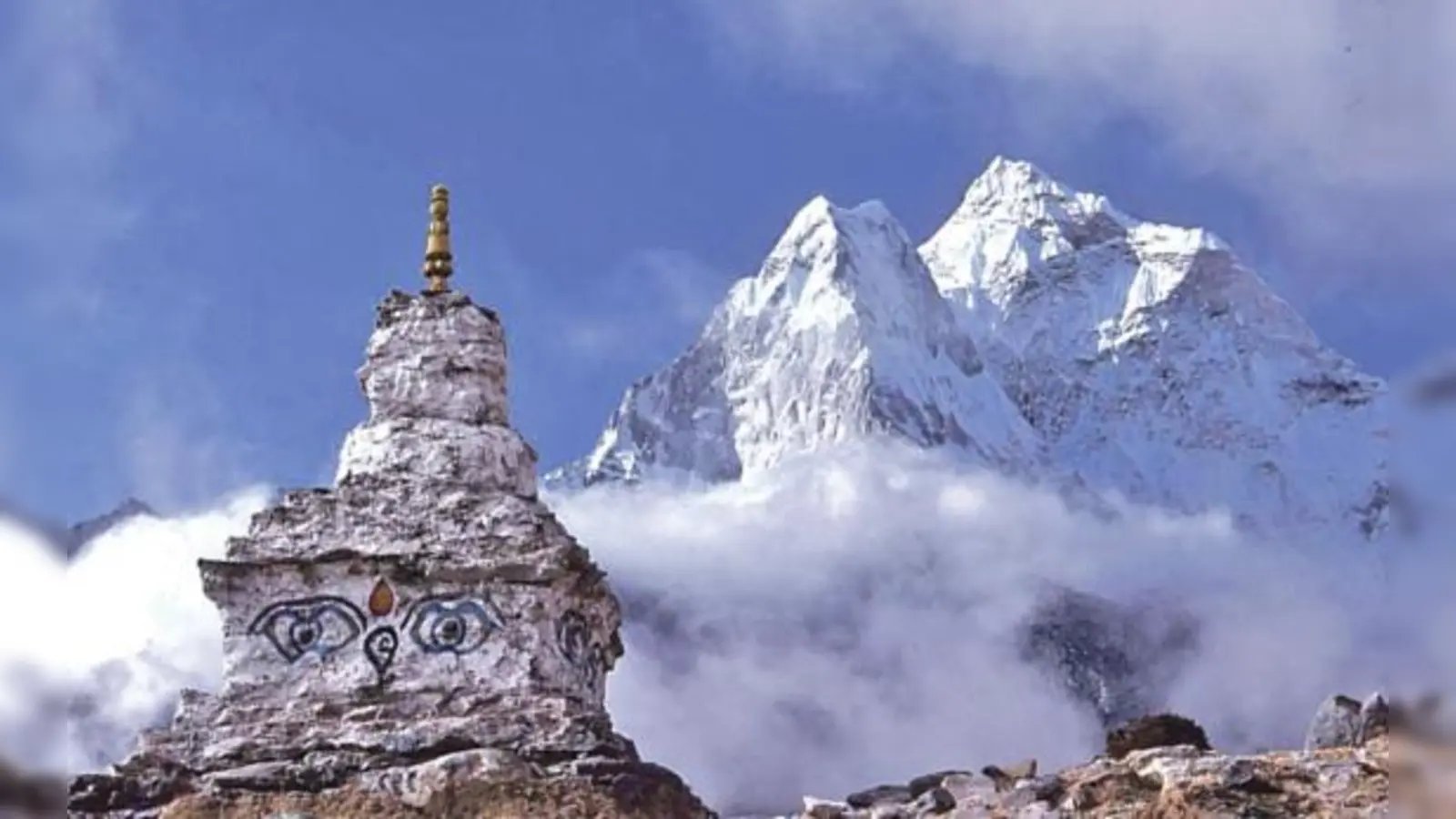 Jürgen Winkler. Ama Dablam mit Chörten, Nepal, 1992.	 (Foto: Jürgen Winter / DAV)