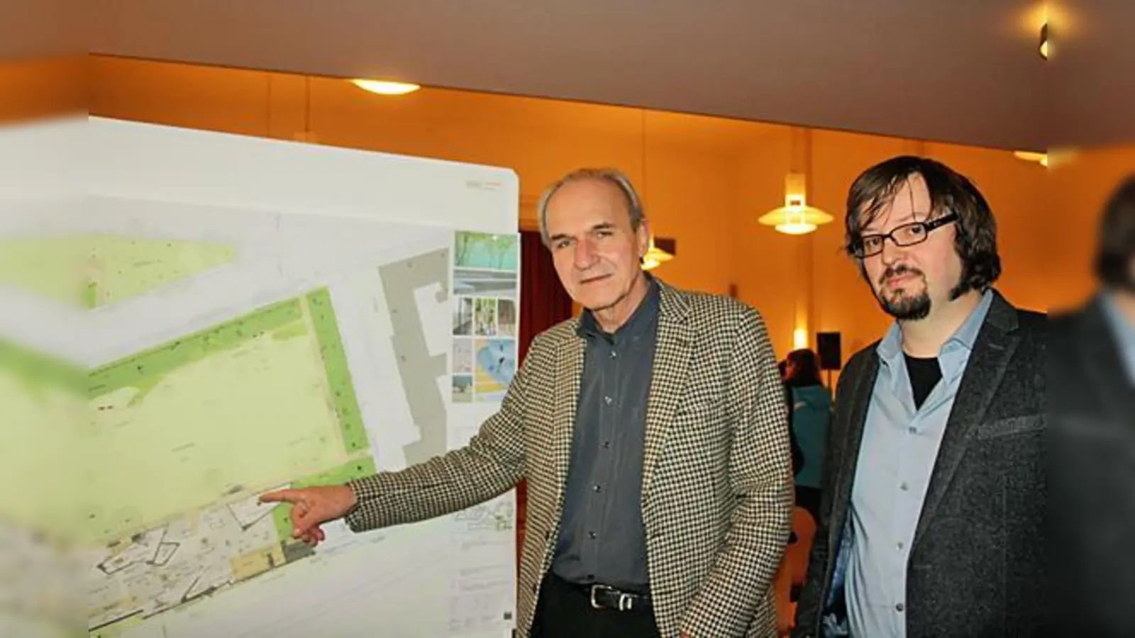 Michael Welter (rechts) und Ulrich Rauh erläuterten bei der Einwohnerversammlung den ersten Entwurfsplan zur Umgestaltung des Tassiloplatzes.	 (Foto: js)