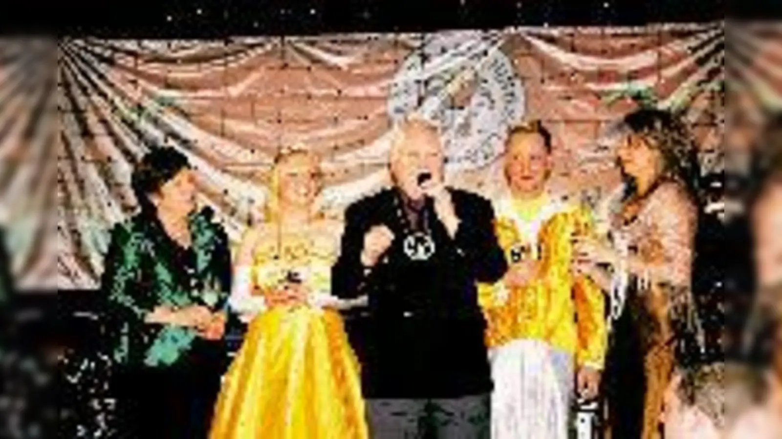 Ingeborg Turtl, Ehefrau d. Ehrenpräsidenten Walter Turtl, ­Harald I, Karl Bucher (Vorsitzender des Gesamtvereins Moosach, er war 1966 der vierte Faschingsprinz), Maria I u. Petra Stöhr, zweite Präsidentin des Moosacher Faschingsclub, stoßen an.  (F.: Welte)