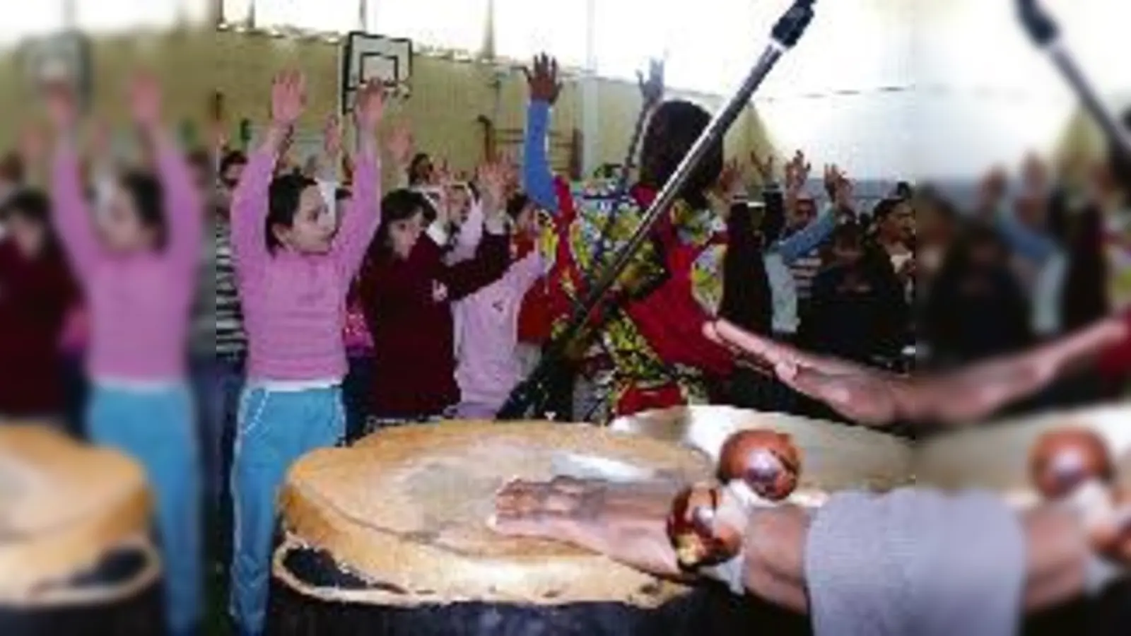 Tanz, Musik, Gesang: Der Afrikanische Projekttag war ein Riesenspaß für alle Schüler und vermittelte auf spielerische Weise grundlegende interkulturelle Kenntnisse. (Fotos: gf)