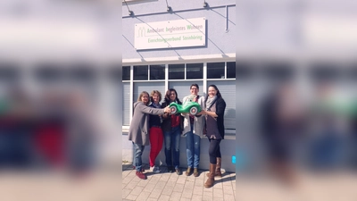 Spielzeugauto als Symbol: Das Team des Ambulant begleiteten Wohnens des Einrichtungsverbunds Steinhöring (EVS) freut sich schon auf das neue Fahrzeug. (Foto: © KJF/EVS)