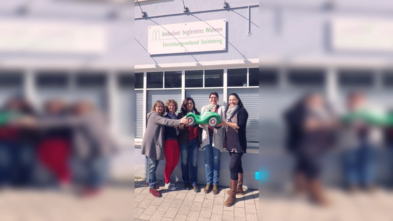 Spielzeugauto als Symbol: Das Team des Ambulant begleiteten Wohnens des Einrichtungsverbunds Steinhöring (EVS) freut sich schon auf das neue Fahrzeug. (Foto: © KJF/EVS)