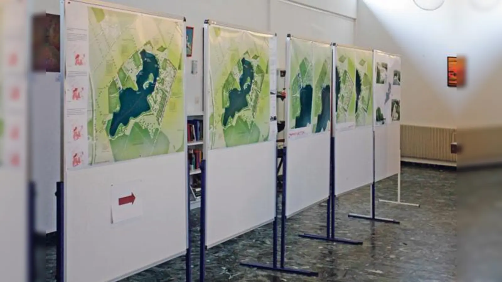 Die Planentwürfe für das Naherholungsbeiet »Hollerner See« werden aktuell im Echinger Rathaus ausgestellt.	 (Foto: kw)