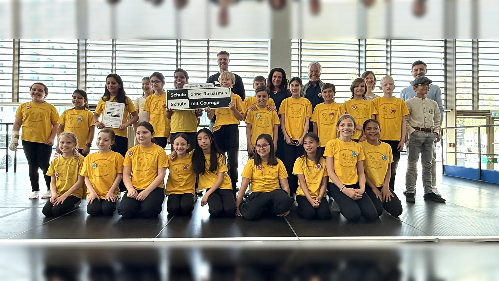 Die Klasse 4g mit dem Schild „Schule ohne Rassismus - Schule mit Courage”.  (Foto: pst)