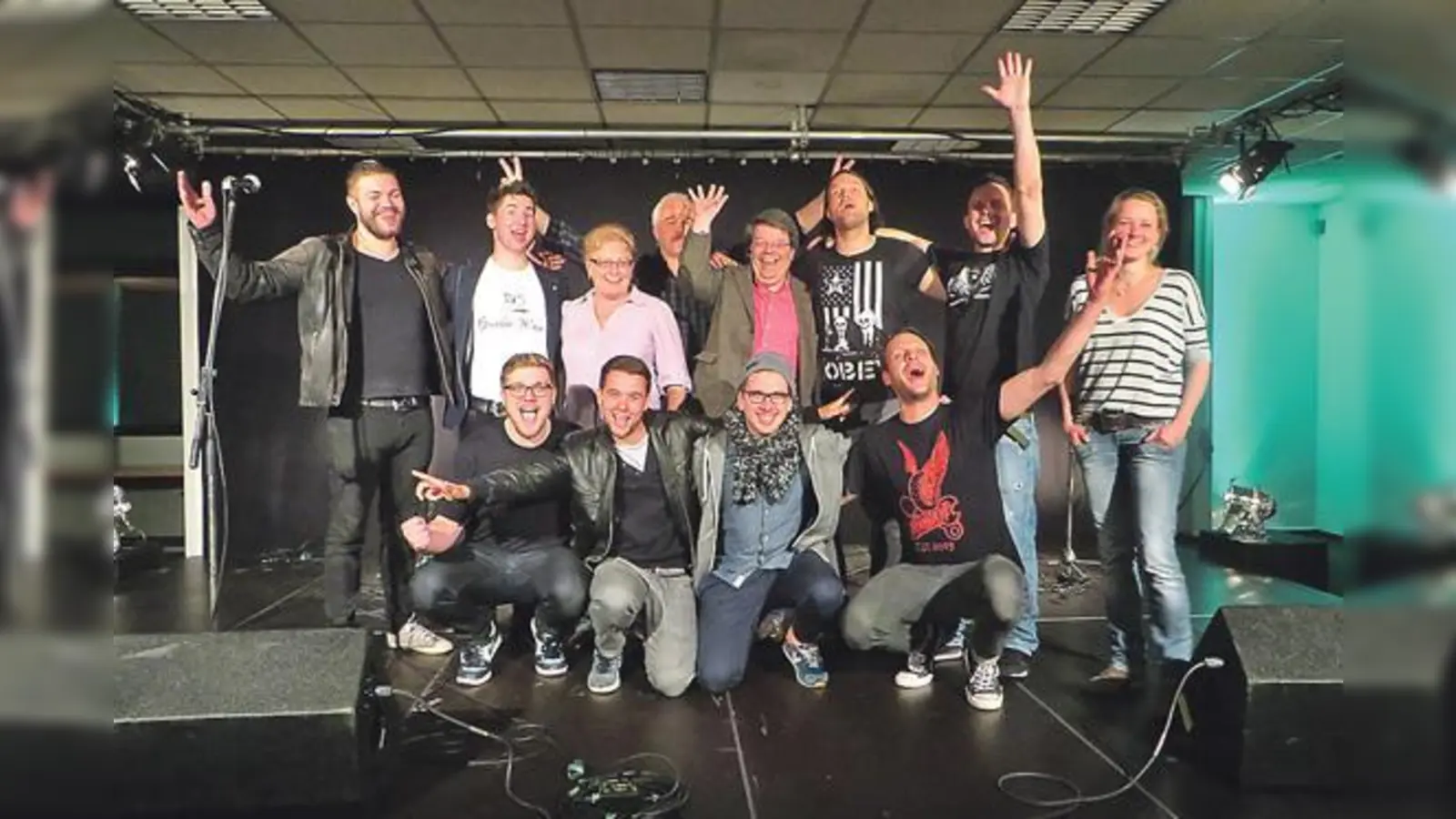 Die Siegerbands des letztjährigen Bandcontests Sunway Express und Stonesquare zusammen mit den Jury-Mitgliedern des Vereins für Stadtteilkultur.	 (Foto: VA)