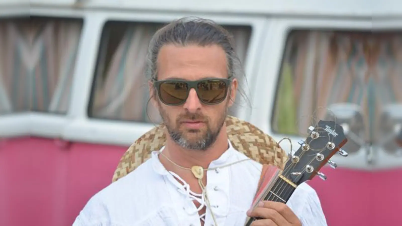 Die Lieder von Stefan Lenz spiegeln das Leben wider: Lass uns wieder glücklich sein, Work Hard und brunz-biesl-bläd erzählen, was wir alle jeden Tag erleben.	 (Foto: Turbolenz)