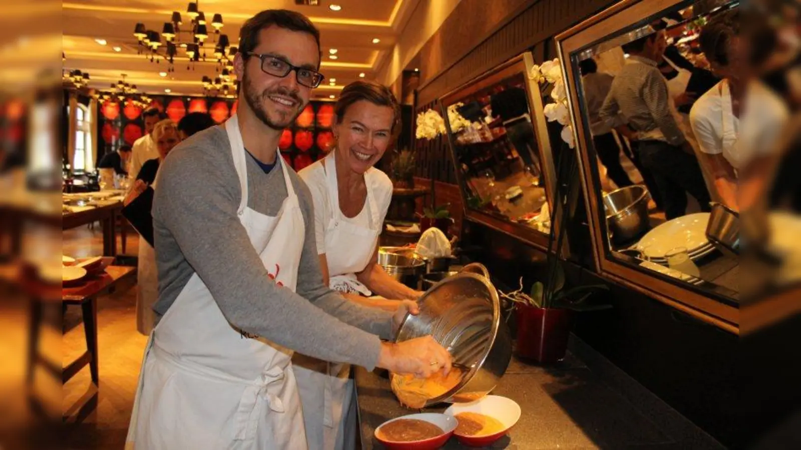 Glückliche Gewinner: Christa Faust-Müller hat zusammen mit ihrem Sohn Jonas Müller an einem Kochkurs im Mangostin teilgenommen. (Foto: sb)