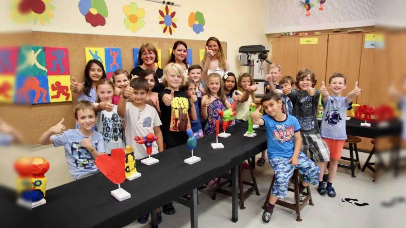Künstler von morgen: die Zweitklässler vor ihren Kunstwerken mit den Lehrerinnen Elisabeth Geißner-Aschermayr, Elena Zilke und Denise Harm (hinten v.l.) (Foto: us)