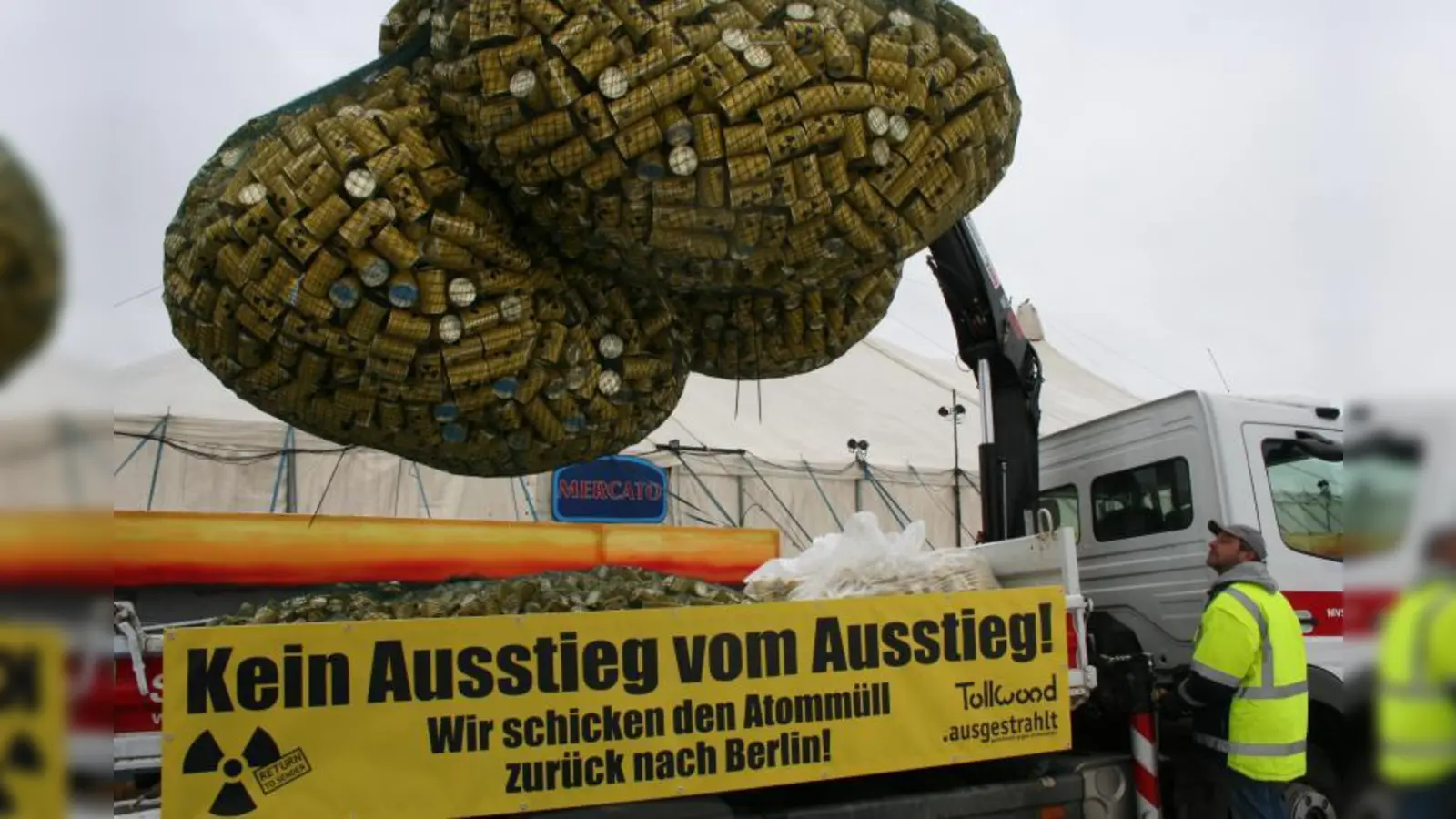 22.500 Dosen wurden bislang auf dem Winter-Tollwood-Festival von den Besuchern unterzeichnet im Rahmen der Anti-Atom-Aktion „Kein Ausstieg vom Ausstieg”, das heißt gegen die von der Bundesregierung beschlossene Laufzeitverlängerung von Kernkraftwerken in Deutschland. (Foto: WS)