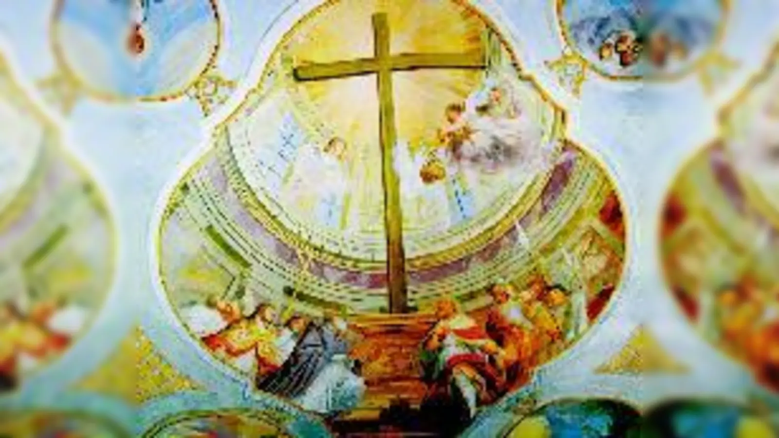 Herzstück der kleinen Kirche: Der prächtige Altar mit romanischem Kreuz und schönem Rosenkranz. Die Decke schmückt ein Gemälde, das eventuell sogar Asam-Schüler gestaltet haben.	 (Fotos: ta)