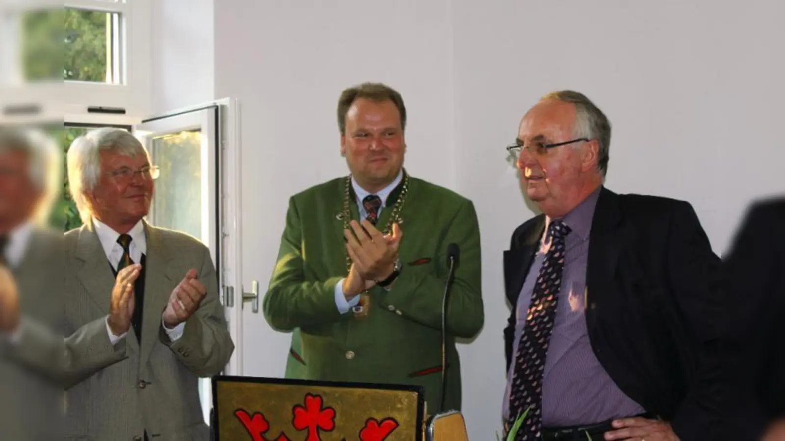 „Ich habe alle Möglichkeiten zum beruflichen Aufstieg genossen und nie einen Veränderungsgedanken gehabt.“ Vier Bürgermeister hat Oberverwaltungsrat Werner Frisch (r.) während seiner 50jährigen Dienstzeit im Gräfelfinger Rathaus begleitet, darunter Altbürgermeister Eberhard Reichert (l.) und Bürgermeister Christoph Göbel (Mitte). Die Wiedereröffnung des Alten Rathaus bot den feierlichen Rahmen für die Jubiläumsfeier. (Foto: US)