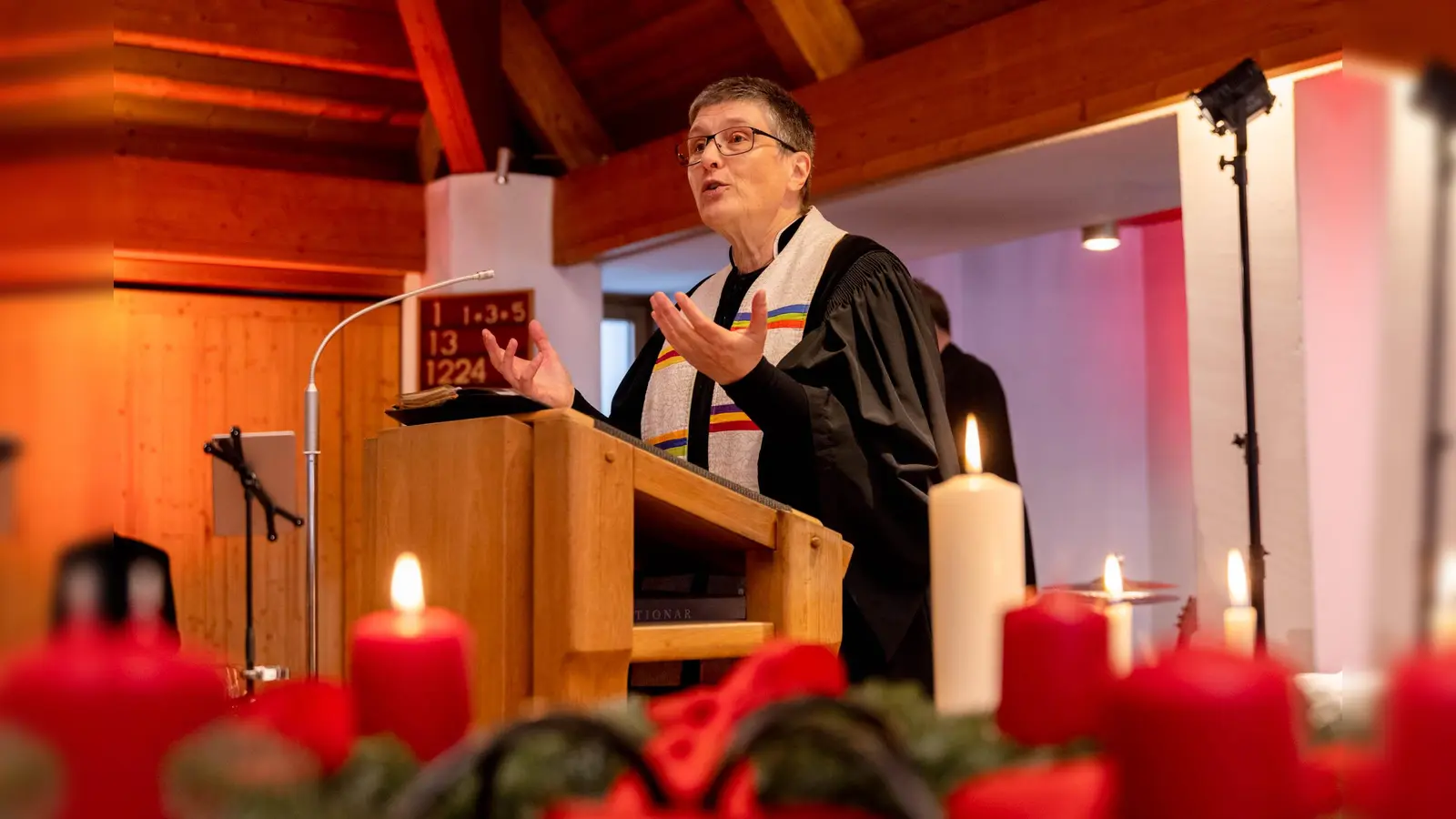 Kathrin Frowein, Pfarrerein der Evangelisch-Lutherische Laudatekirche Garching hat sich Gedanken zum Weihnachtsfest gemacht.  (Foto: Fotostudio Engels, Heike Steuer)