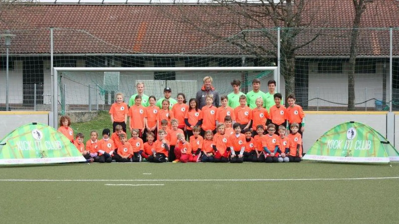 Die Kick it! Club Ostercamps des TSV Solln gibt es heuer schon zum achten Mal. Diesmal warten allerdings ganz besondere Highlights auf die Fußballer. (Foto: TSV Solln)