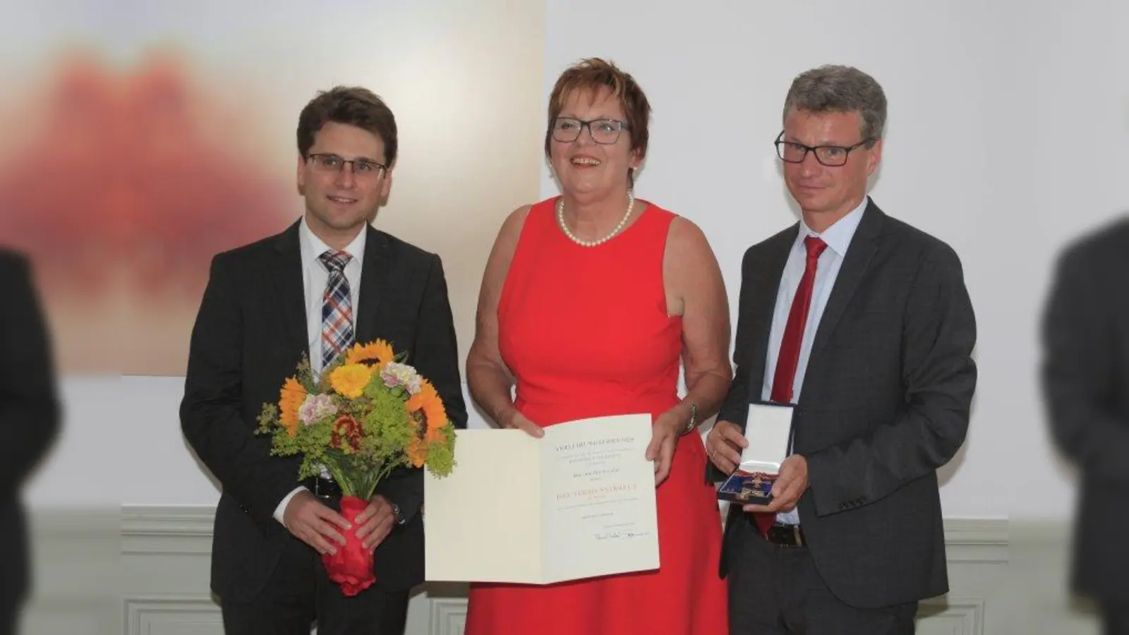 Waltraud Lucic mit Kultusminister Bernd Sibler (rechts) und Dachaus Oberbürgermeister Florian Hartmann. (Foto: job)