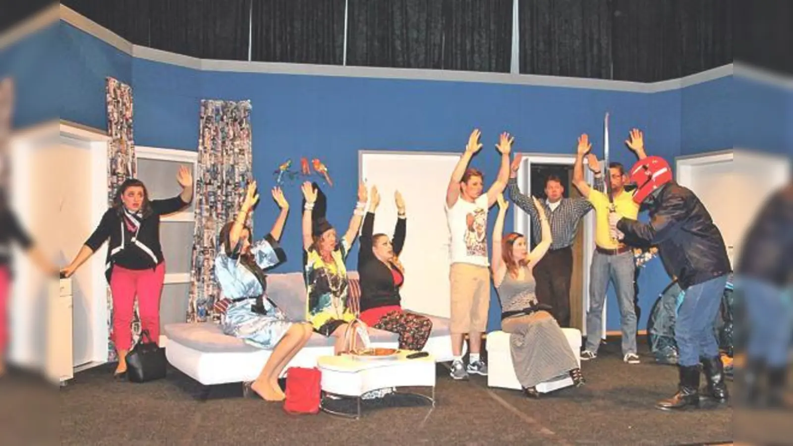 Ein Junggeselle, vier Damen, eine Wohnung  da scheint Chaos vorprogrammiert. Zu erleben jetzt auf der Bühne des »Moosacher Brettl«.	 (Fotos: Verein)