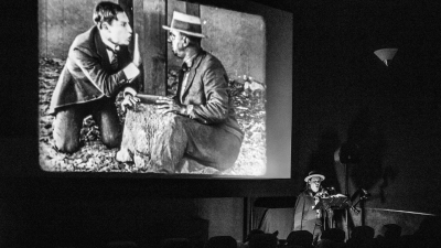 Ralph Turnheim kommentiert einen Stummfilm im Cineplex. (Foto: Rolf Demmel)