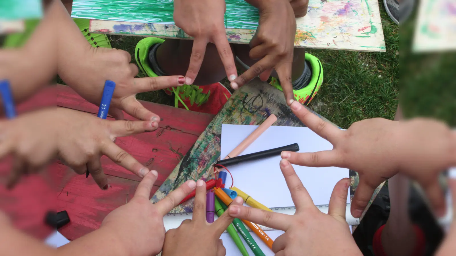 Über den Einsatz der Kunst können Kinder schreckliche Erlebnisse verarbeiten und sich wieder einordnen in soziale Gemeinschaften und Schule. (Foto: Barbos-Stiftung)