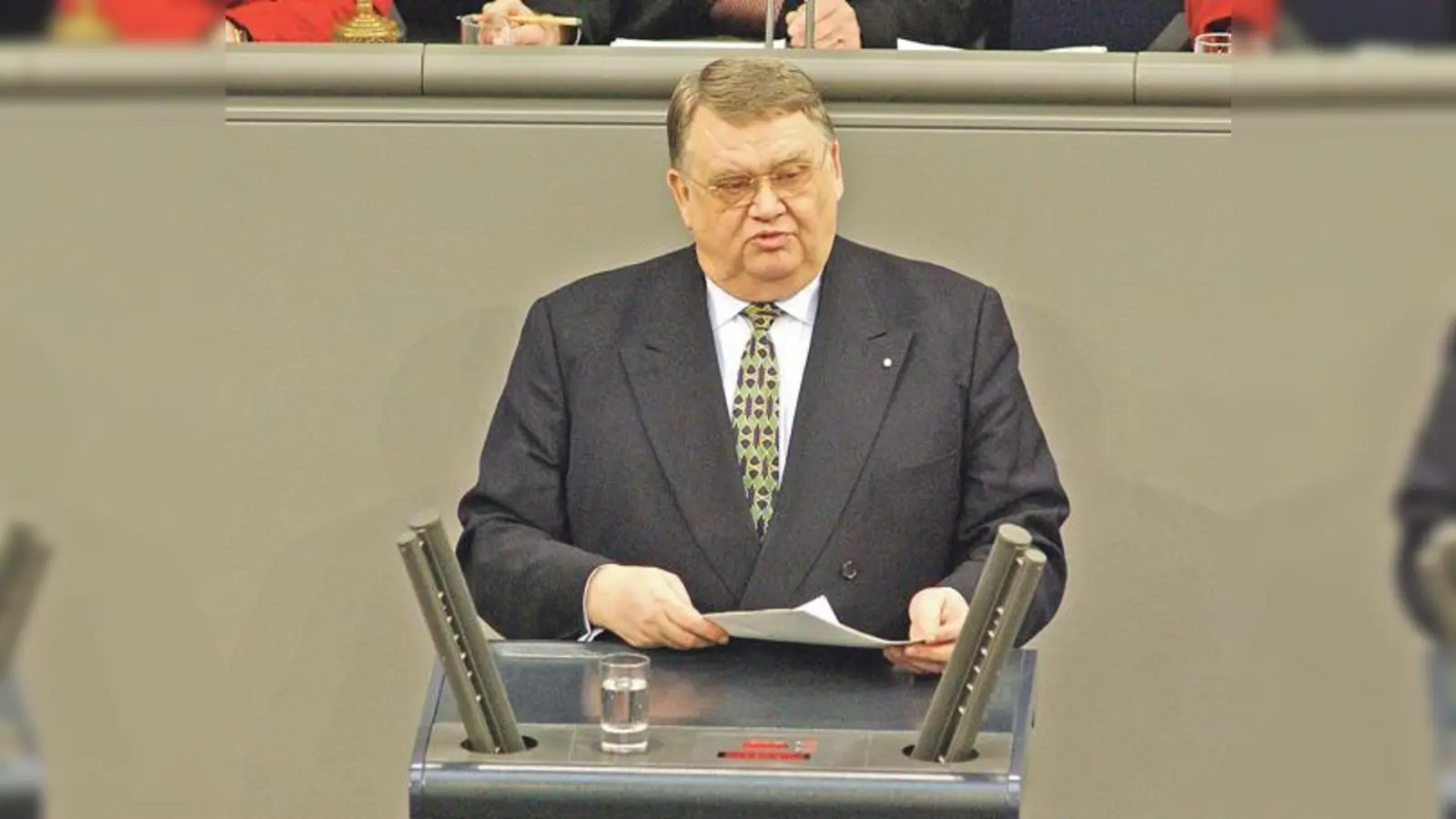 Rudolf Kraus am Rednerpult des Deutschen Bundestages, aufgenommen im Jahr 2003.	 (Foto: Deutscher Bundestag)