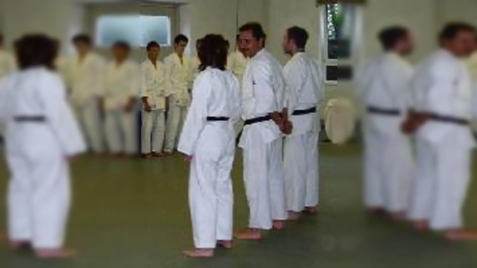 Noch steht man sich freundschaftlich gegenüber: Jiu-Jitsu in Moosach. (Foto: VA)
