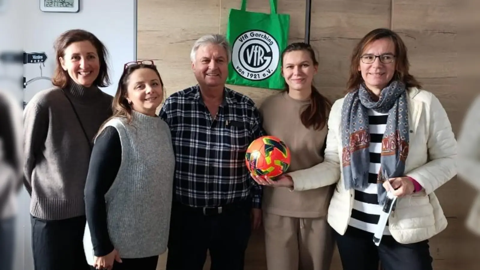 (V.l.n.r.:) Yanina Zvarych, Lyudmyla Pipich von der ›Care foundation‹, der Vorstand des VfR, Uwe Cygan, Oksana Grinienko von der ›Care foundation‹ und Simone Koch vom Förderverein St. Severin sind in der Ukraine-Hilfe aktiv. (Foto: Astrid Volz)