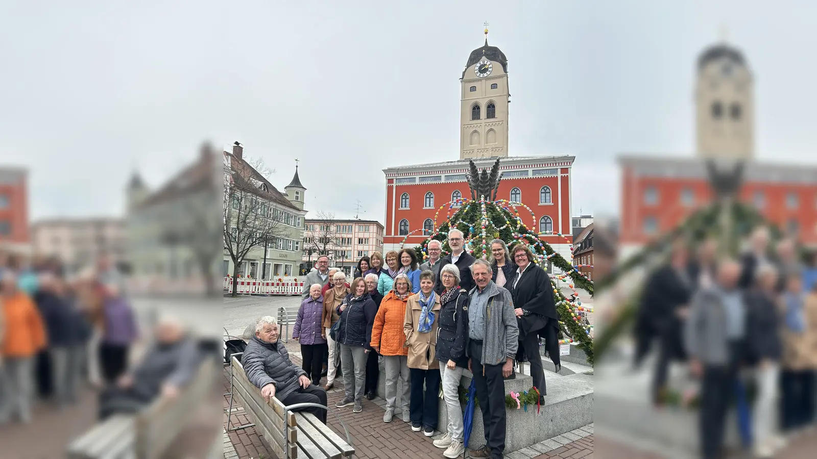 Die diesjährigen Mitwirkenden des Osterbrunnens. (Foto: Graßl)