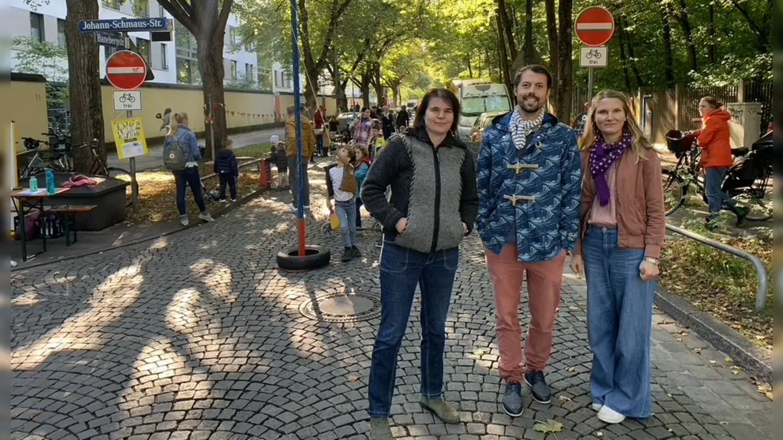 „Hat richtig Spaß gemacht“, sagt Anna Hanusch, Vorsitzende im Bezirksausschuss (BA) Neuhausen-Nymphenburg (links im Bild) zur diesjährigen Spielstraße in der Hanebergstraße. Im Bild mit Fabian Norden, Radbeauftragter und Leonie Lobinger, Kinderbeauftragte im BA.  (Foto: Hanusch)